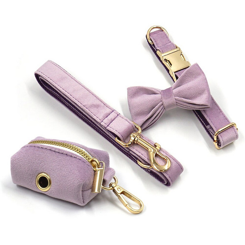 Harnaș de designer din catifea violet deschis pentru câini cu nume personalizat Set guler și lesă cu papion pentru animale de companie cu geantă pentru caca Catarame din metal auriu