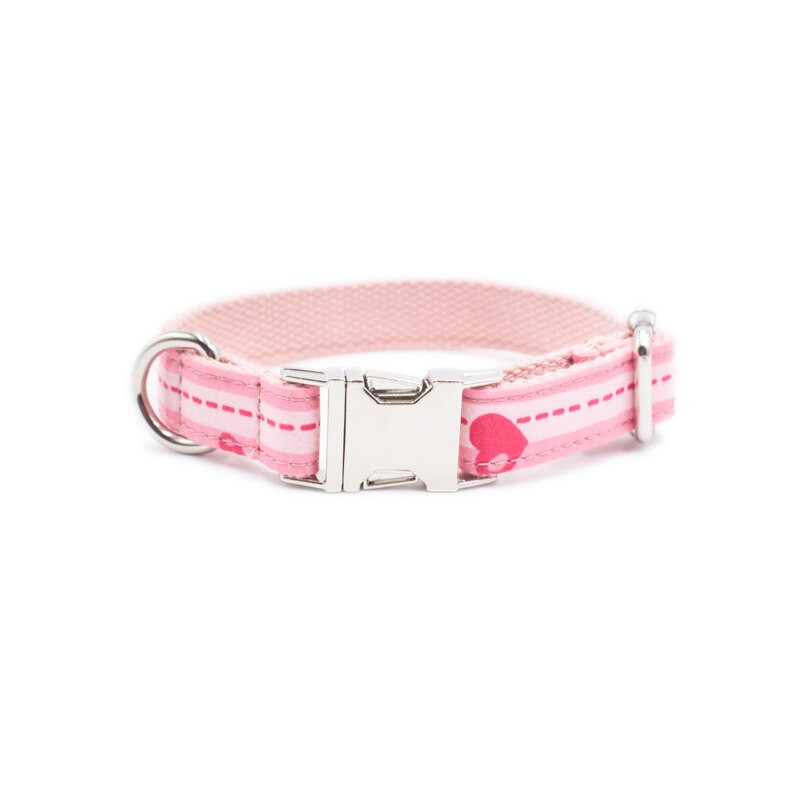 Isikupärastatud roosa südamega koera kaelarihm koos kikilipsuga tasuta graveeritud nimesilt väikesele keskmisele suurele koerale