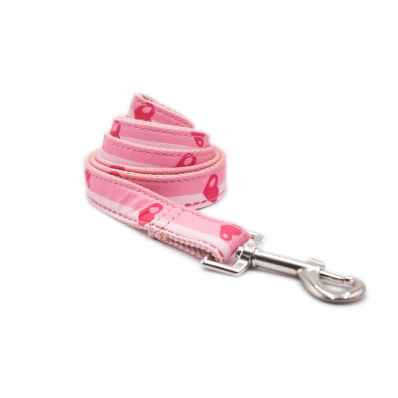 Isikupärastatud roosa südamega koera kaelarihm koos kikilipsuga tasuta graveeritud nimesilt väikesele keskmisele suurele koerale