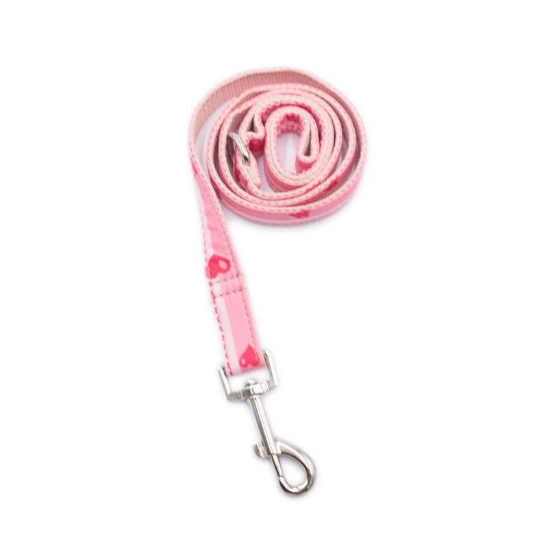 Isikupärastatud roosa südamega koera kaelarihm koos kikilipsuga tasuta graveeritud nimesilt väikesele keskmisele suurele koerale