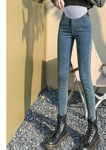 Dámske džínsy s vysokým pásom a vreckami pre tehotné ženy