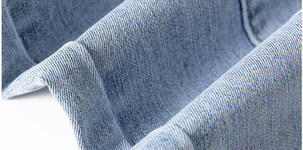 Μοντέρνο ψηλόμεσο τζιν εγκυμοσύνης με σκισίματα στα πόδια