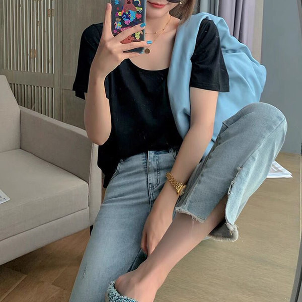 Μοντέρνο ψηλόμεσο τζιν εγκυμοσύνης με σκισίματα στα πόδια