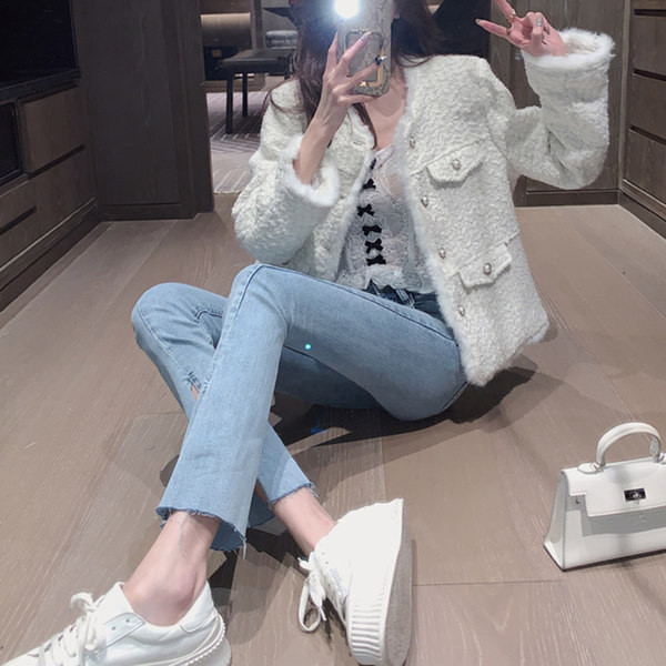 Μοντέρνο ψηλόμεσο τζιν εγκυμοσύνης με σκισίματα στα πόδια