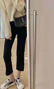 Ženski čisti model traperica visokog struka i dužine 9/10 pogodan za trudnice