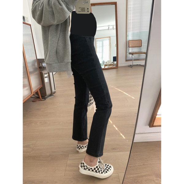 Ženski čisti model traperica visokog struka i dužine 9/10 pogodan za trudnice