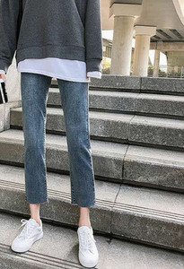 Κομψό τζιν εγκυμοσύνης με ψηλή μέση και φαρδύ μπατζάκι