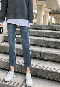 Κομψό τζιν εγκυμοσύνης με ψηλή μέση και φαρδύ μπατζάκι