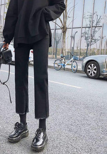 Κομψό τζιν εγκυμοσύνης με ψηλή μέση και φαρδύ μπατζάκι