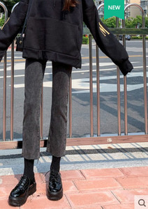 Κομψό τζιν εγκυμοσύνης με ψηλή μέση και φαρδύ μπατζάκι