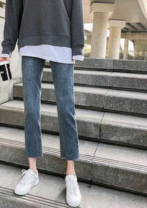 Κομψό τζιν εγκυμοσύνης με ψηλή μέση και φαρδύ μπατζάκι