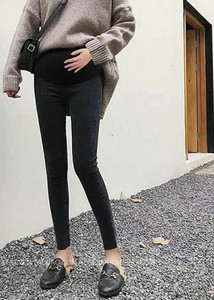 Dámske rifle pre tehotné ženy v tmavej farbe