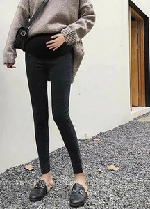 Dámske rifle pre tehotné ženy v tmavej farbe