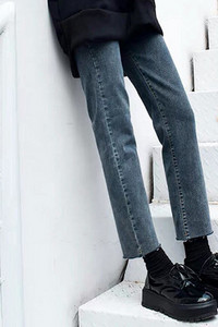 Μοντέρνο ψηλόμεσο τζιν για γυναίκες με τσέπη