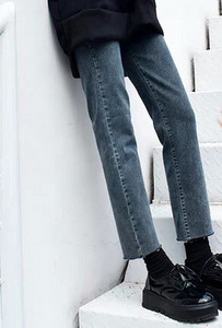 Μοντέρνο ψηλόμεσο τζιν για γυναίκες με τσέπη