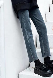 Μοντέρνο ψηλόμεσο τζιν για γυναίκες με τσέπη