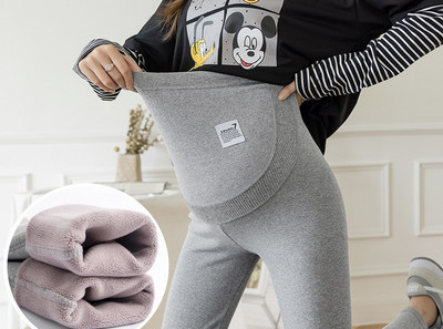 Magas derekú párnázott kismama leggings logóval