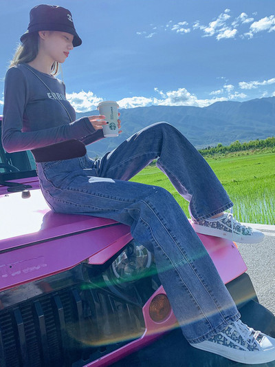 Platūs moteriški džinsai – aukštu juosmeniu ir kišenėmis