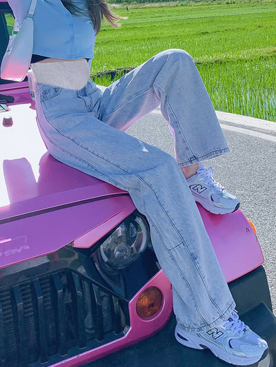 Platūs moteriški džinsai – aukštu juosmeniu ir kišenėmis