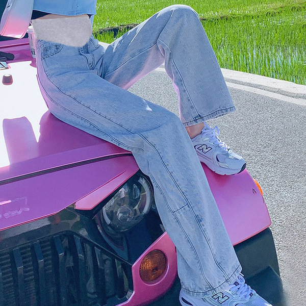 Platūs moteriški džinsai – aukštu juosmeniu ir kišenėmis