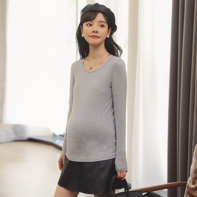 Puhas rasedate pluusi mudel pikkade varrukatega ja ovaalse kaelusega