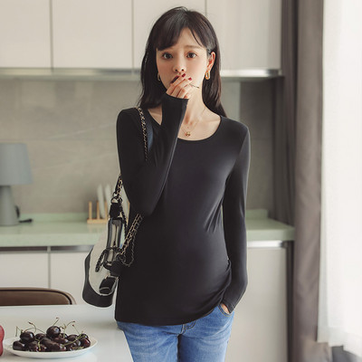 Puhas rasedate pluusi mudel pikkade varrukatega ja ovaalse kaelusega