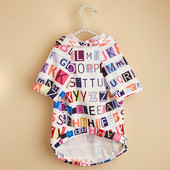 Suurepärane polüestrist kutsikapullover Inglise kirjamustriga õrna tekstuuriga keskmine koer, kass, soe kapuuts Lemmiklooma pildistamisriietus