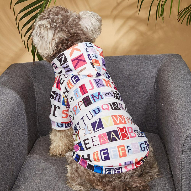 Suurepärane polüestrist kutsikapullover Inglise kirjamustriga õrna tekstuuriga keskmine koer, kass, soe kapuuts Lemmiklooma pildistamisriietus