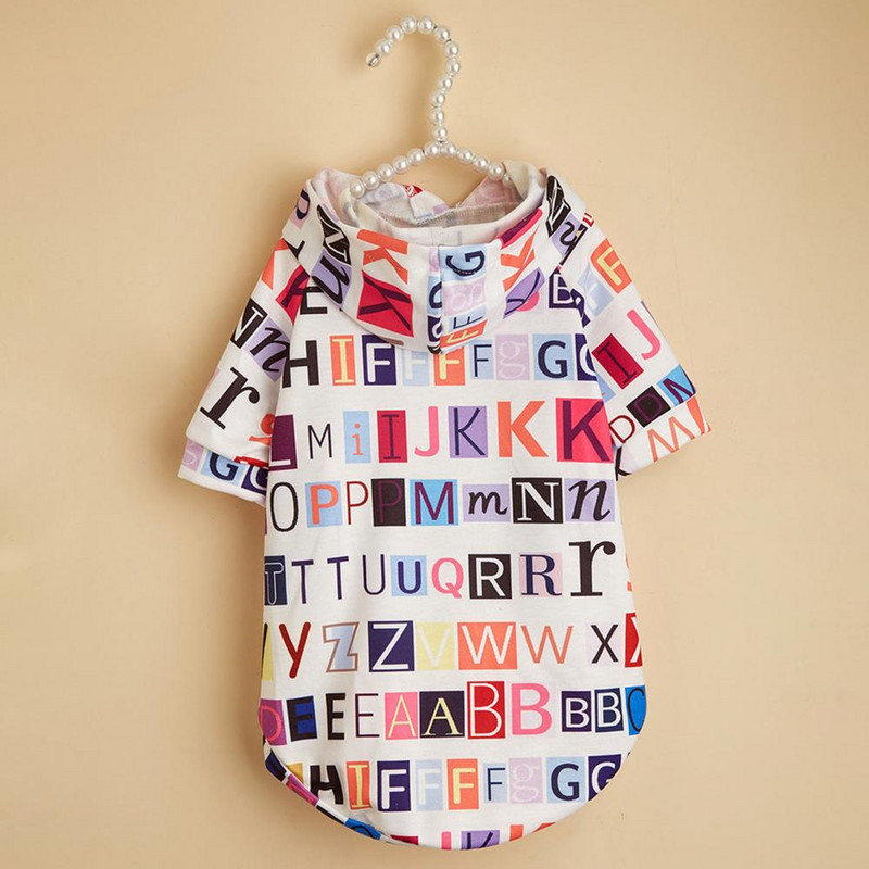 Suurepärane polüestrist kutsikapullover Inglise kirjamustriga õrna tekstuuriga keskmine koer, kass, soe kapuuts Lemmiklooma pildistamisriietus