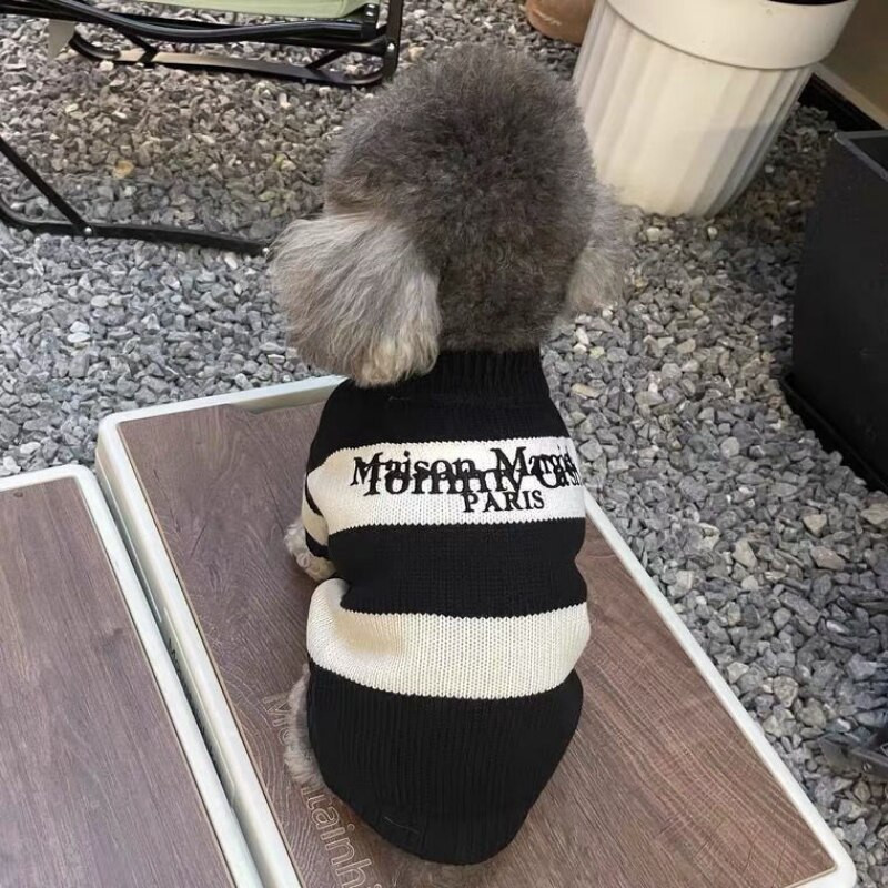 Pruhovaný sveter s písmenami, oblečenie pre psov, módne bavlnené oblečenie pre psov, mačky, malá potlač, roztomilý, jeseň/zima, čierna/biela, chlapčenský, Yorkshire