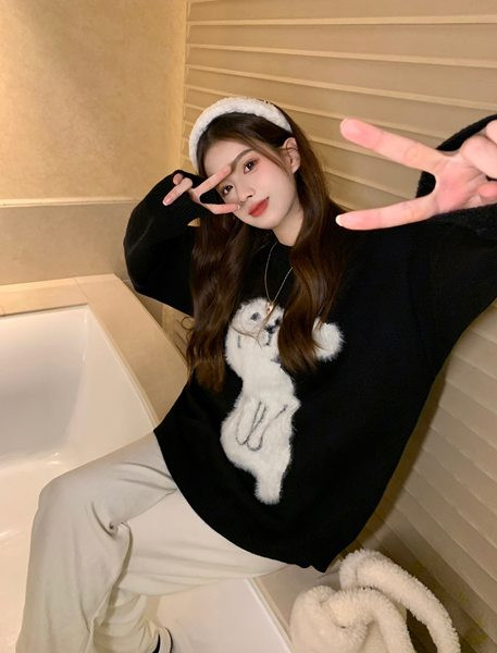 Moteriškas megztinis nėščiosioms su siuvinėjimu