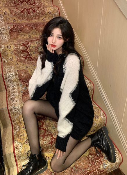 Ovaalse dekoltee ja pikkade varrukatega rasedate talvekampsun