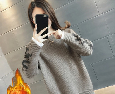 Dámsky pletený sveter s okrúhlym výstrihom - sivo-hnedá farba