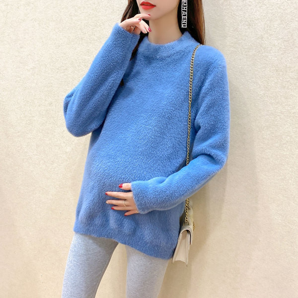 Jednofarebný tehotenský sveter s oválnym výstrihom a dlhým rukávom