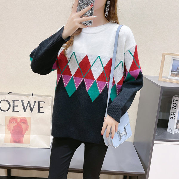 Moteriškas megztinis nėščiosioms su spalvingais motyvais