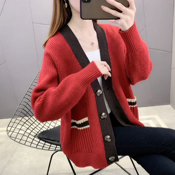 Mitmes värvitoonis nööpidega naistevest