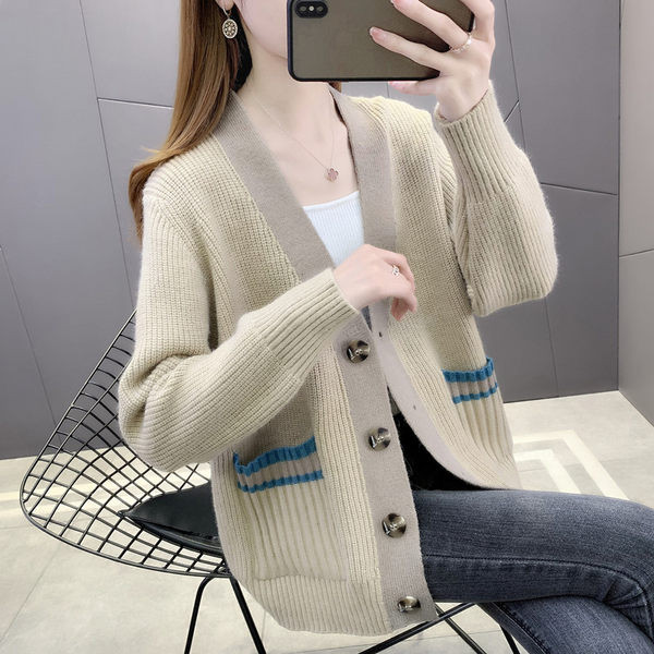 Mitmes värvitoonis nööpidega naistevest