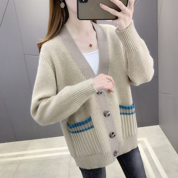 Mitmes värvitoonis nööpidega naistevest