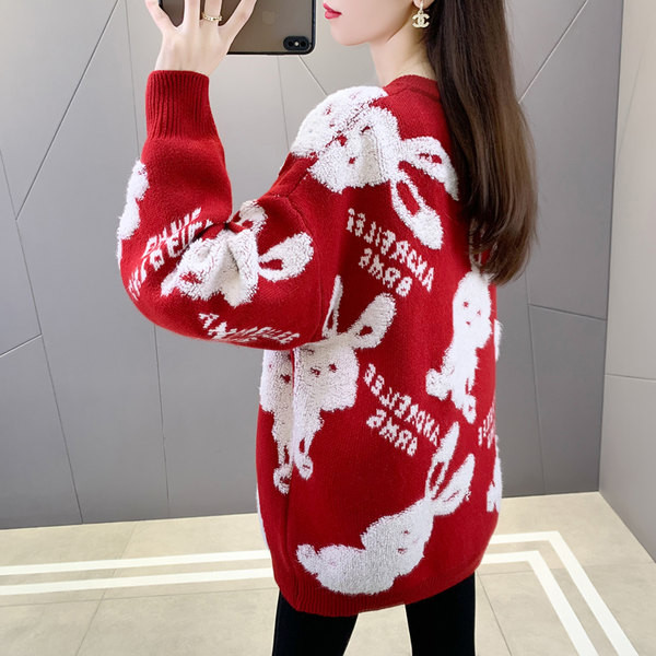 Nový model dámskeho širokého svetra s oválnym výstrihom