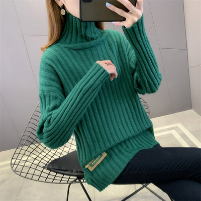 Moteriškas dryžuotas megztinis aukšta apykakle