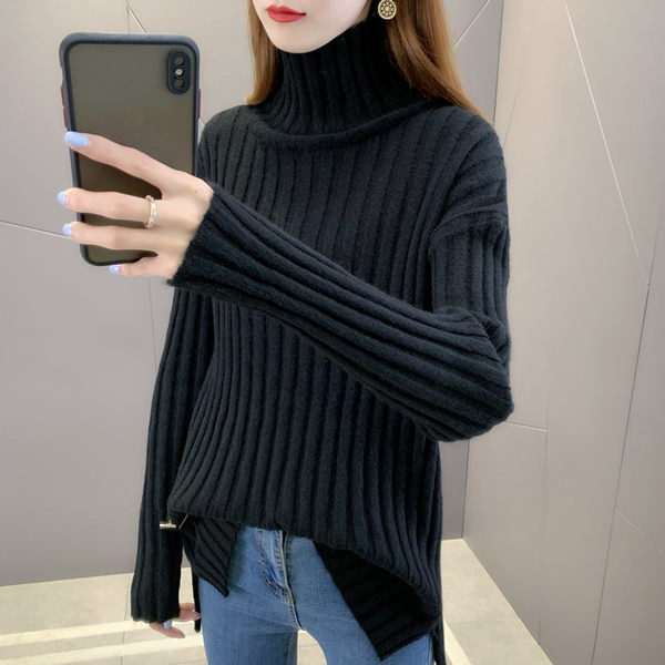 Moteriškas dryžuotas megztinis aukšta apykakle