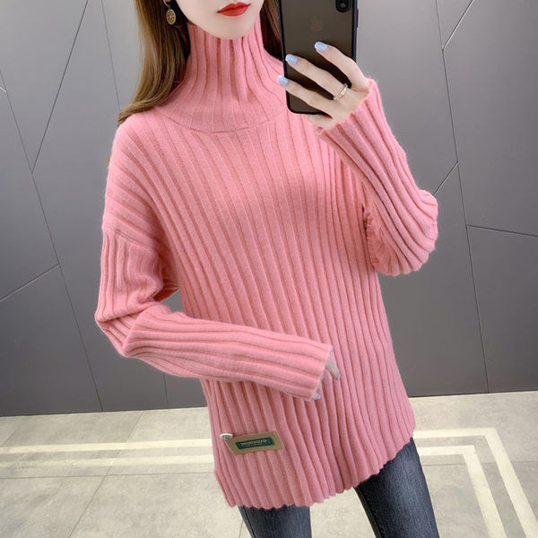 Moteriškas dryžuotas megztinis aukšta apykakle