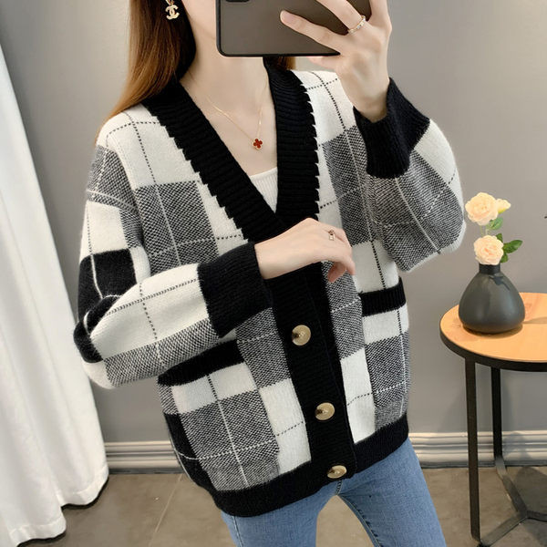 Plataus rašto nėščiųjų megztinis su smailia iškirpte ir ilgomis rankovėmis