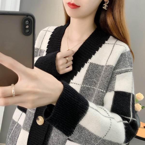 Plataus rašto nėščiųjų megztinis su smailia iškirpte ir ilgomis rankovėmis