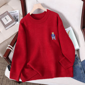 Moderný dámsky sveter s výšivkou