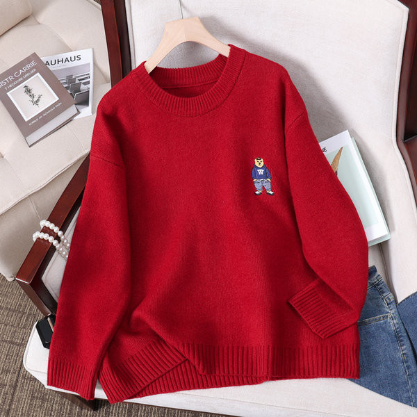 Moderný dámsky sveter s výšivkou