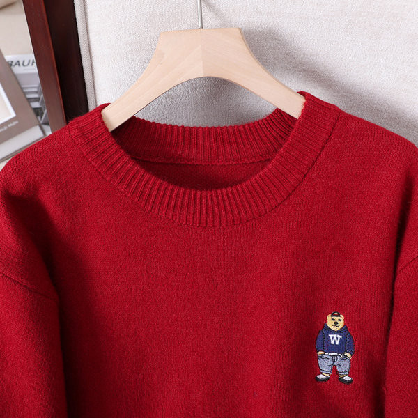 Moderný dámsky sveter s výšivkou