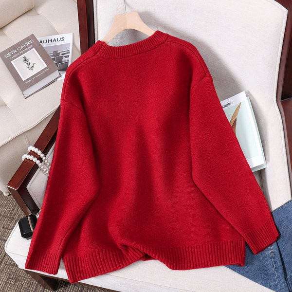 Moderný dámsky sveter s výšivkou