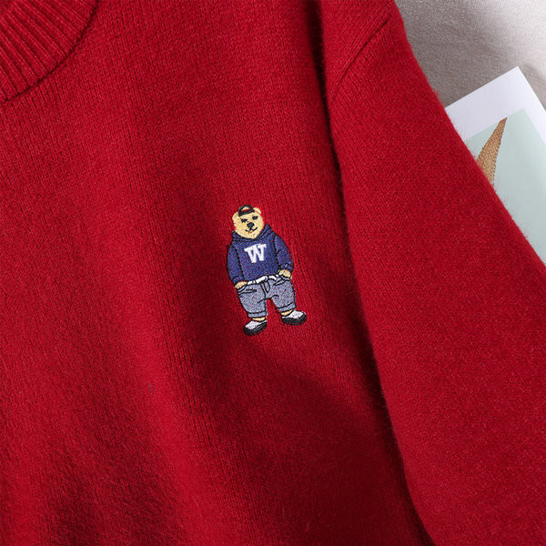 Moderný dámsky sveter s výšivkou