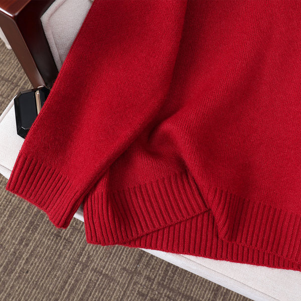 Moderný dámsky sveter s výšivkou